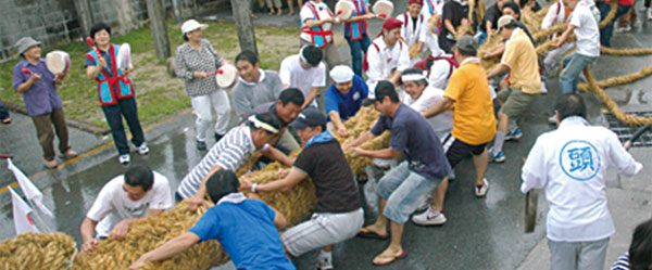 町内各地にて綱曳き